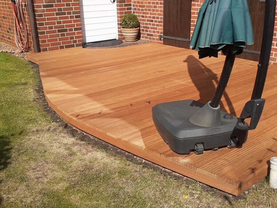 Eine Ruhe-Oase dank Holzterrasse